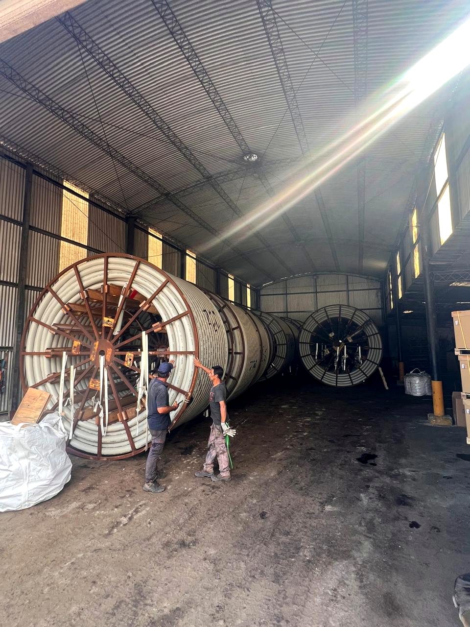 Bobinas gigantes de tubería en depósito