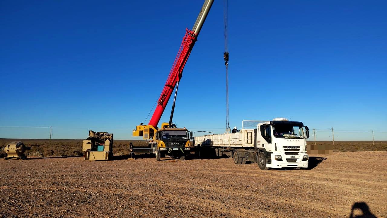 Operación con grúa en estepa patagónica
