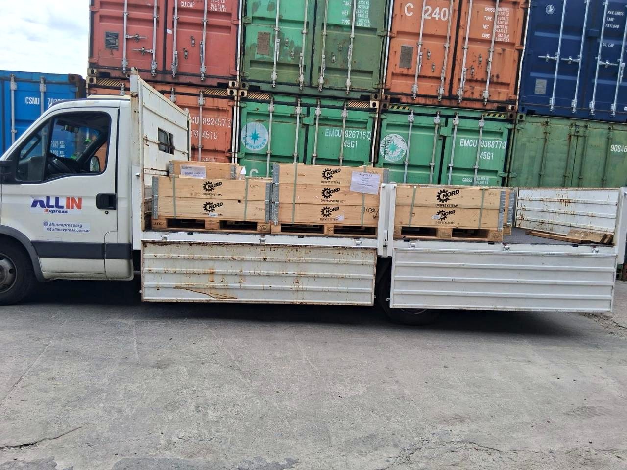 Tres grúas coordinadas en operación industrial