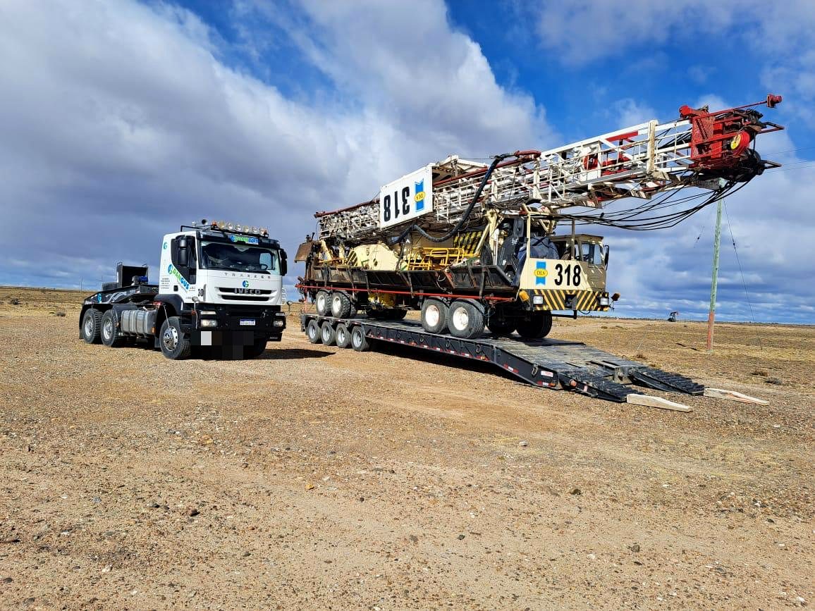 Transporte de equipo de perforación sobre carretón en Patagonia