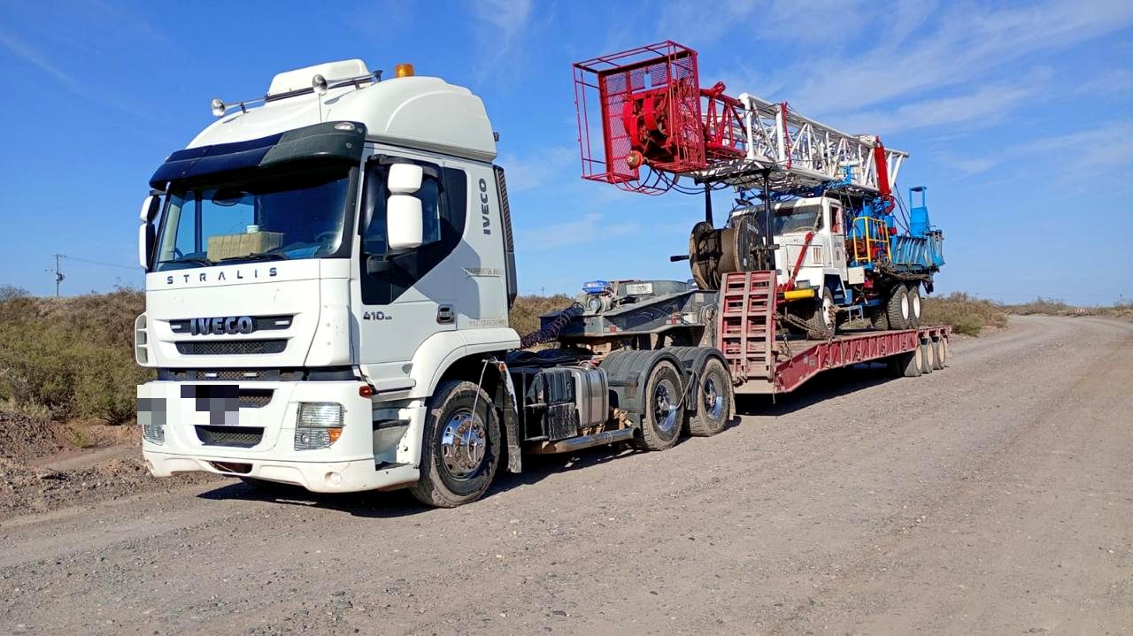 Transporte de torre de workover en ruta patagónica